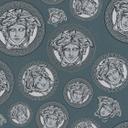 Versace tapet i petrol og sølv non-woven tapet med Versace bogstaver luksus design tapet