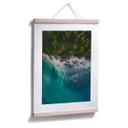 Póster La vista desde arriba: Bosque y mar
