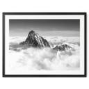 Póster pico de montaña sobre las nubes blancas