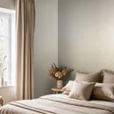 Papel pintado no tejido de color beige con motivo de rombos geométricos gráficos