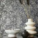 Papel pintado no tejido con ornamento negro aspecto hormigón