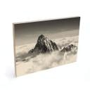 Cuadro de madera pico de montaña sobre las nubes blancas