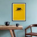 Póster Marrón - Mosca doméstica sobre amarillo