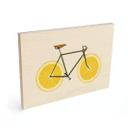 Cuadro de madera de una bicicleta con fondo de limón