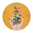 Póster Treechild - Flores de colores en las manos de Frida - Redondo