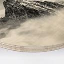 Cuadro de madera pico de montaña sobre las nubes blancas - redondo