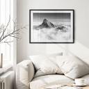 Póster pico de montaña sobre las nubes blancas