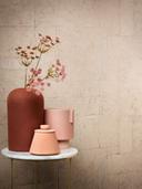 Papel pintado no tejido con aspecto de escayola en beige, azulejos gráficos rojos