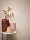 Papel pintado no tejido con aspecto de escayola moderna de color beige, textura roja