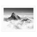 Póster pico de montaña sobre las nubes blancas