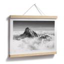 Póster pico de montaña sobre las nubes blancas