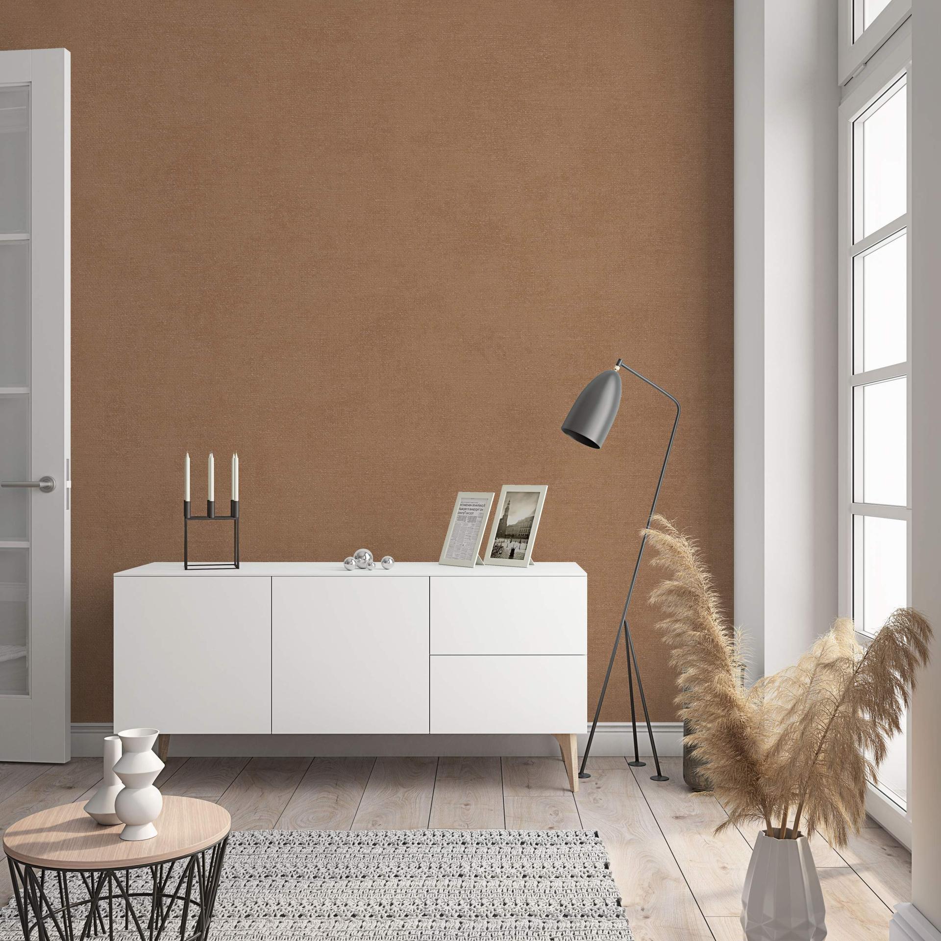 Non-woven tapet med moderne ensfarvet look og tekstur i brun ensfarvet