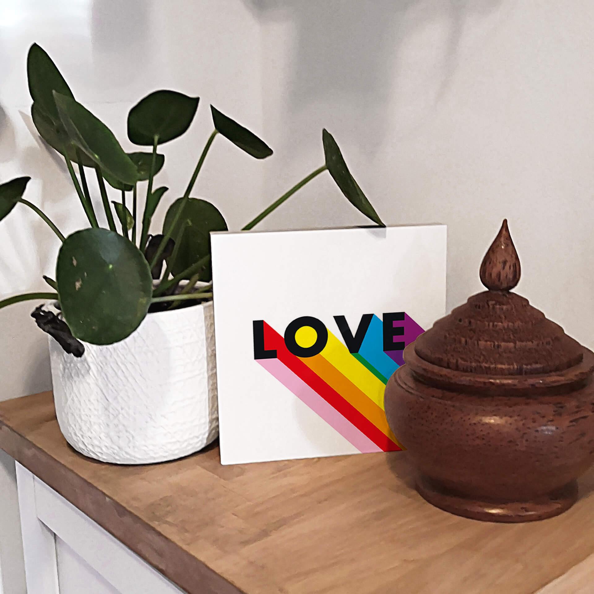 Træ dekoration blok LGBTQIA+ Love (15x15 cm)