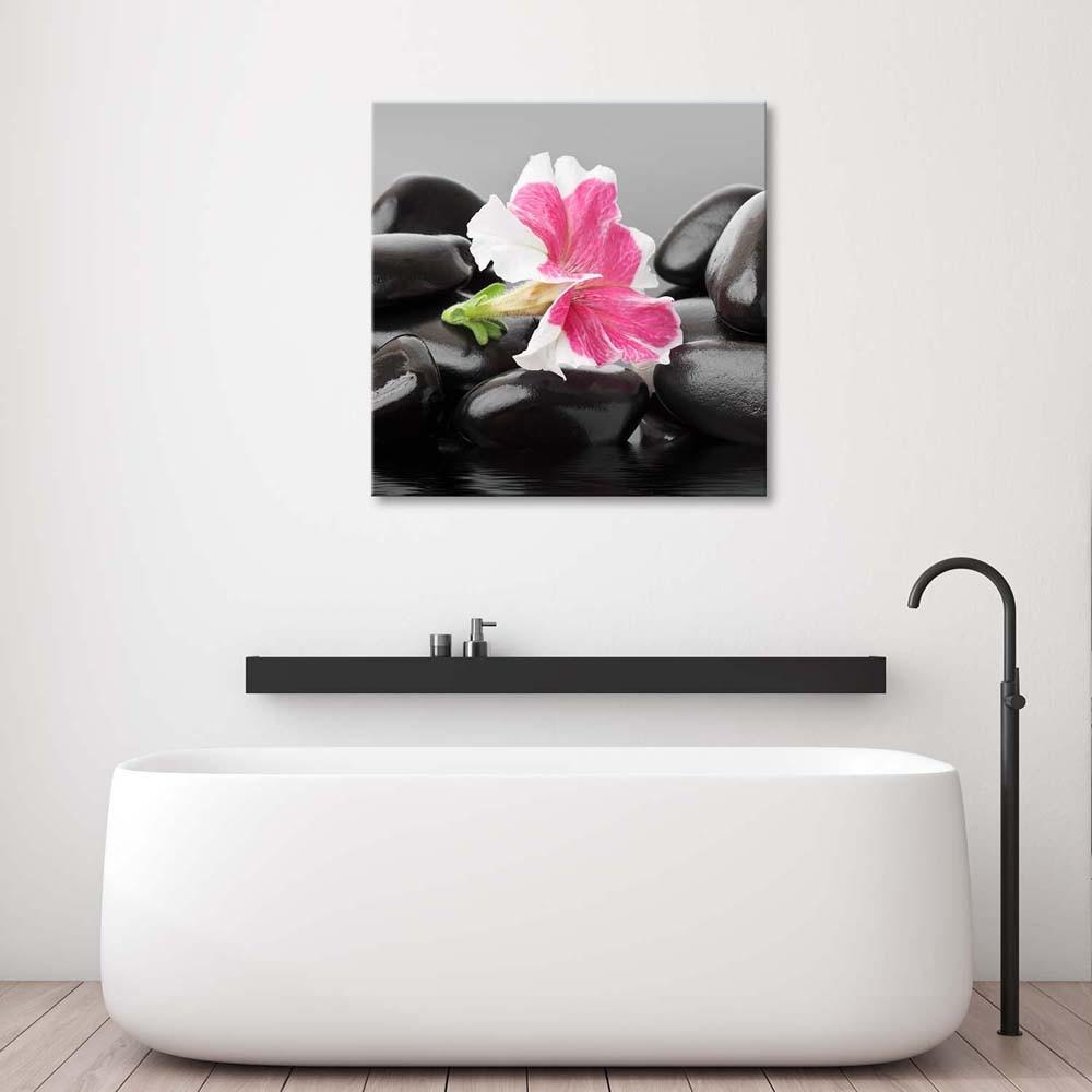 Canvasbillede, Lyserød blomst på sten