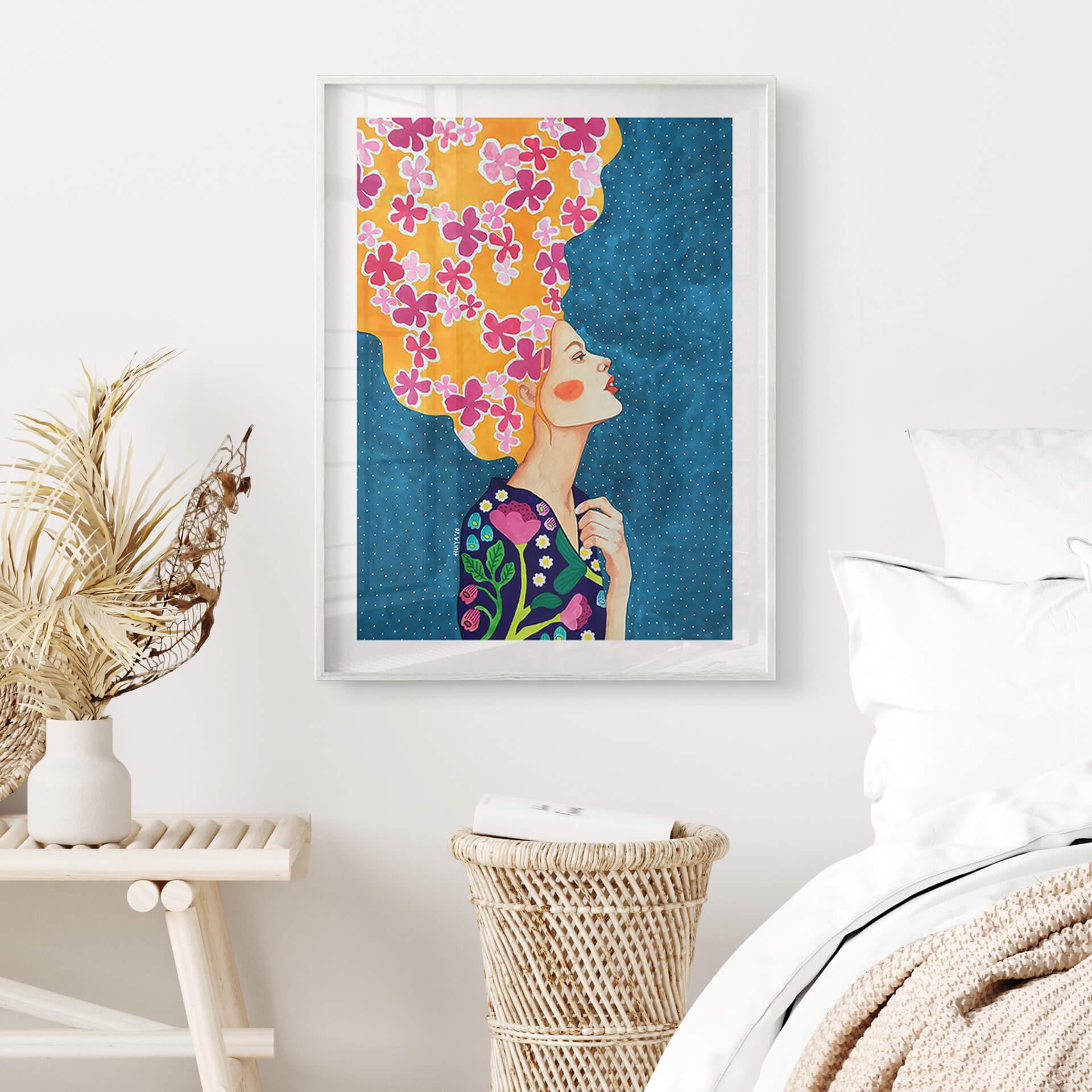 Plakat Hülya - Kvinde med lyserøde blomster i håret