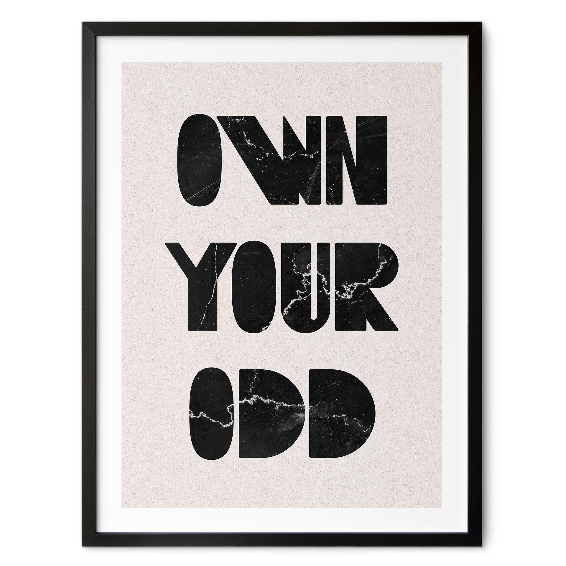 Plakat med ordsprog Own your odd | Motiverende ordsprog i sort og hvid