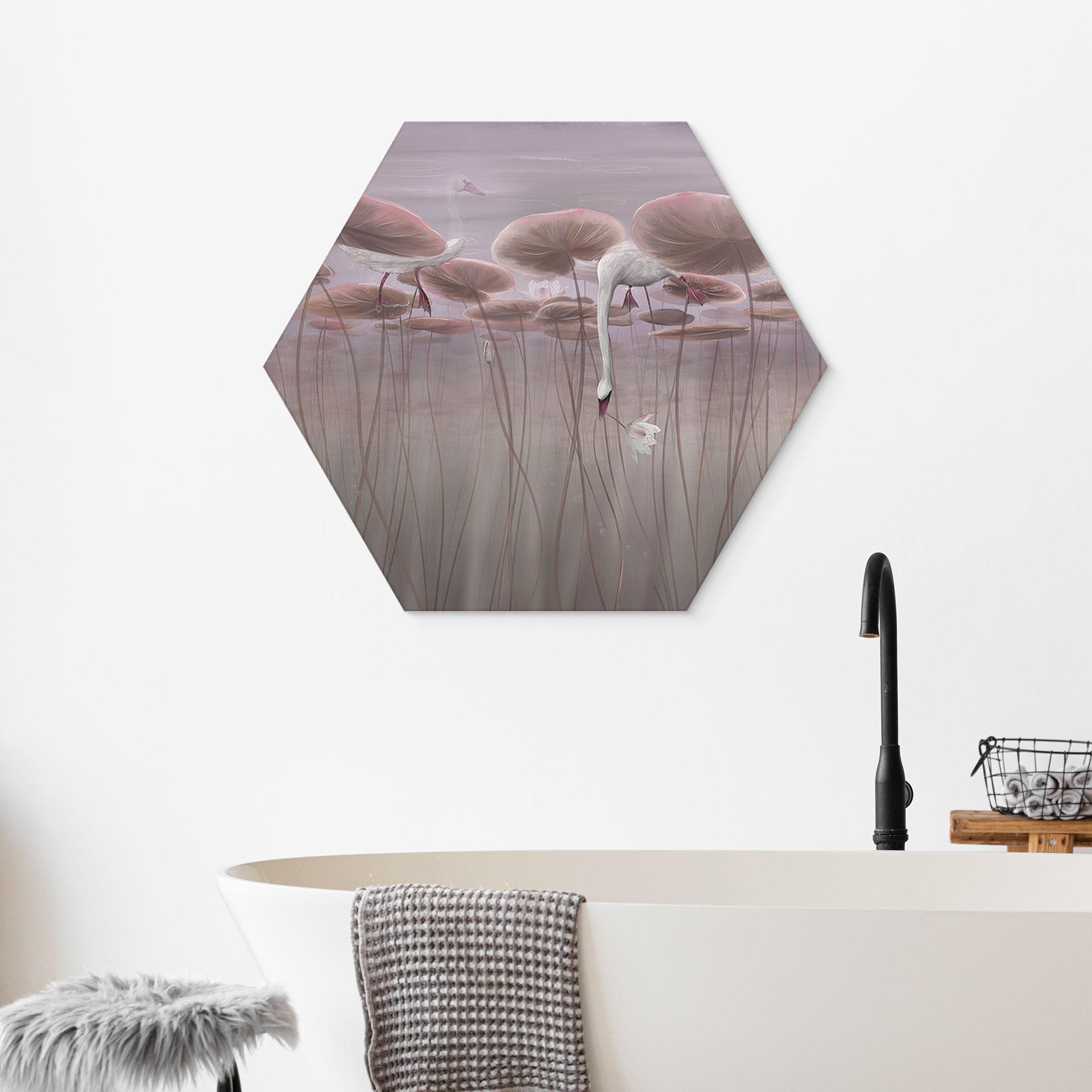 Hexagon Wandbild Lotusblumen mit Schwan im Wasser in Altrosa - Ms Tiff - Alu-Dibond