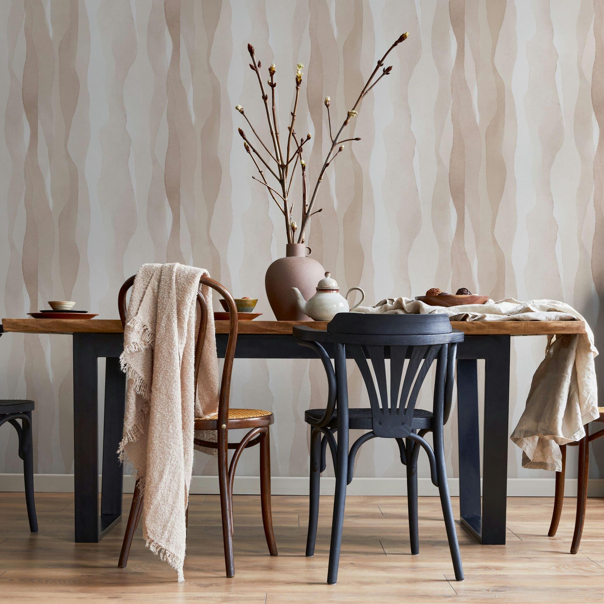 Non-woven tapet i beige grå abstrakte striber grafisk moderne