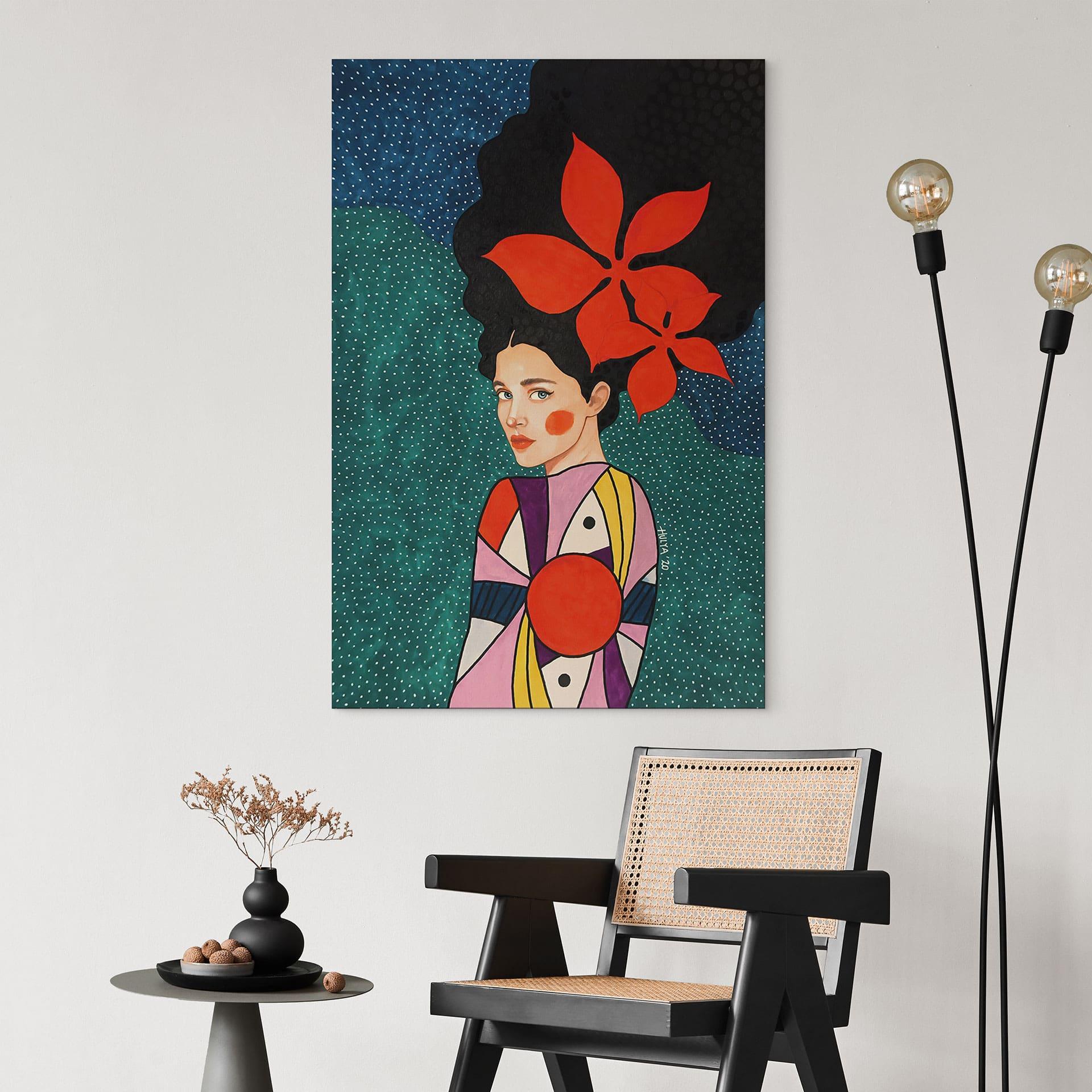 Fototapet Kvinde med røde blomster og mønstret kjole - Hülya – print på aluminium (Alu-Dibond)