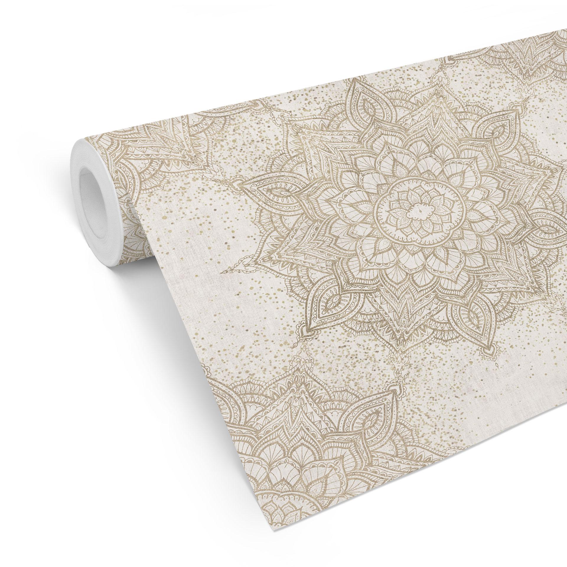 Elegant tapet med mandala-mønster i sandguld - Bloomery Decor