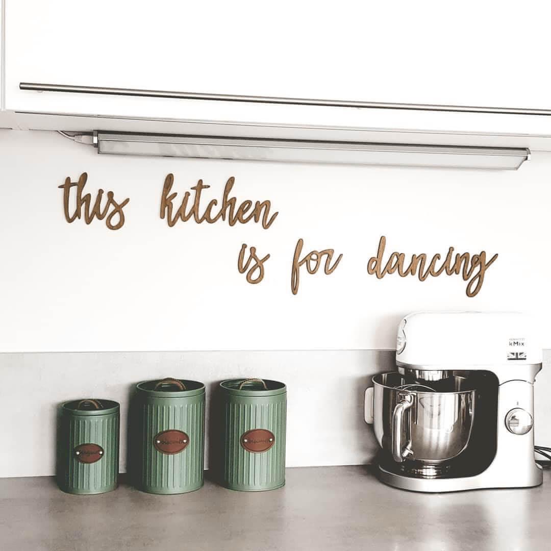 Træbogstaver - This kitchen is for dancing - Mahogni