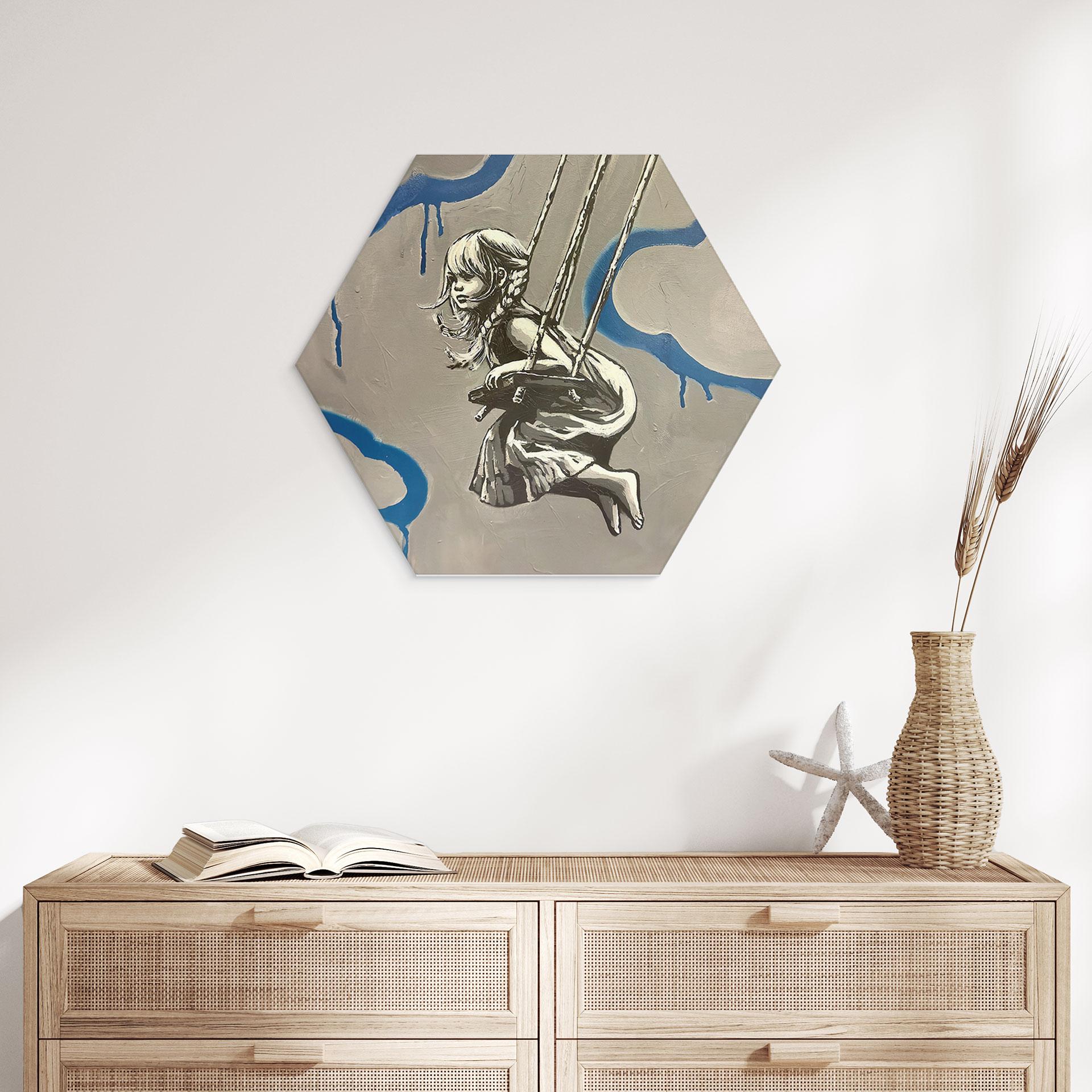 Hexagon Wandbild Mädchen auf Schaukel Streetart - Habib - Alu-Dibond