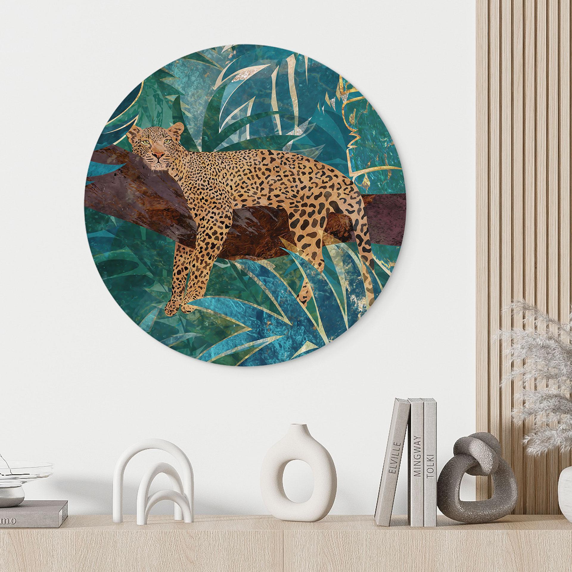 Billede af leopard i smaragdgrøn jungle - Manovski - rund – print på aluminium (Alu-Dibond)