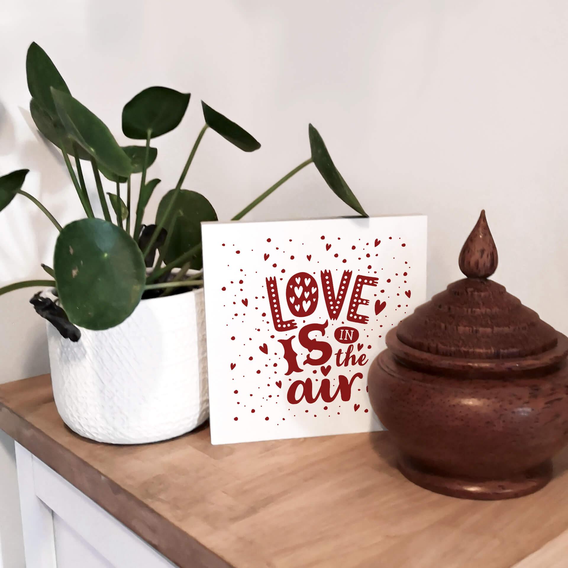 Billede af træ til at sætte op - Love is in the air red - 15x15 cm