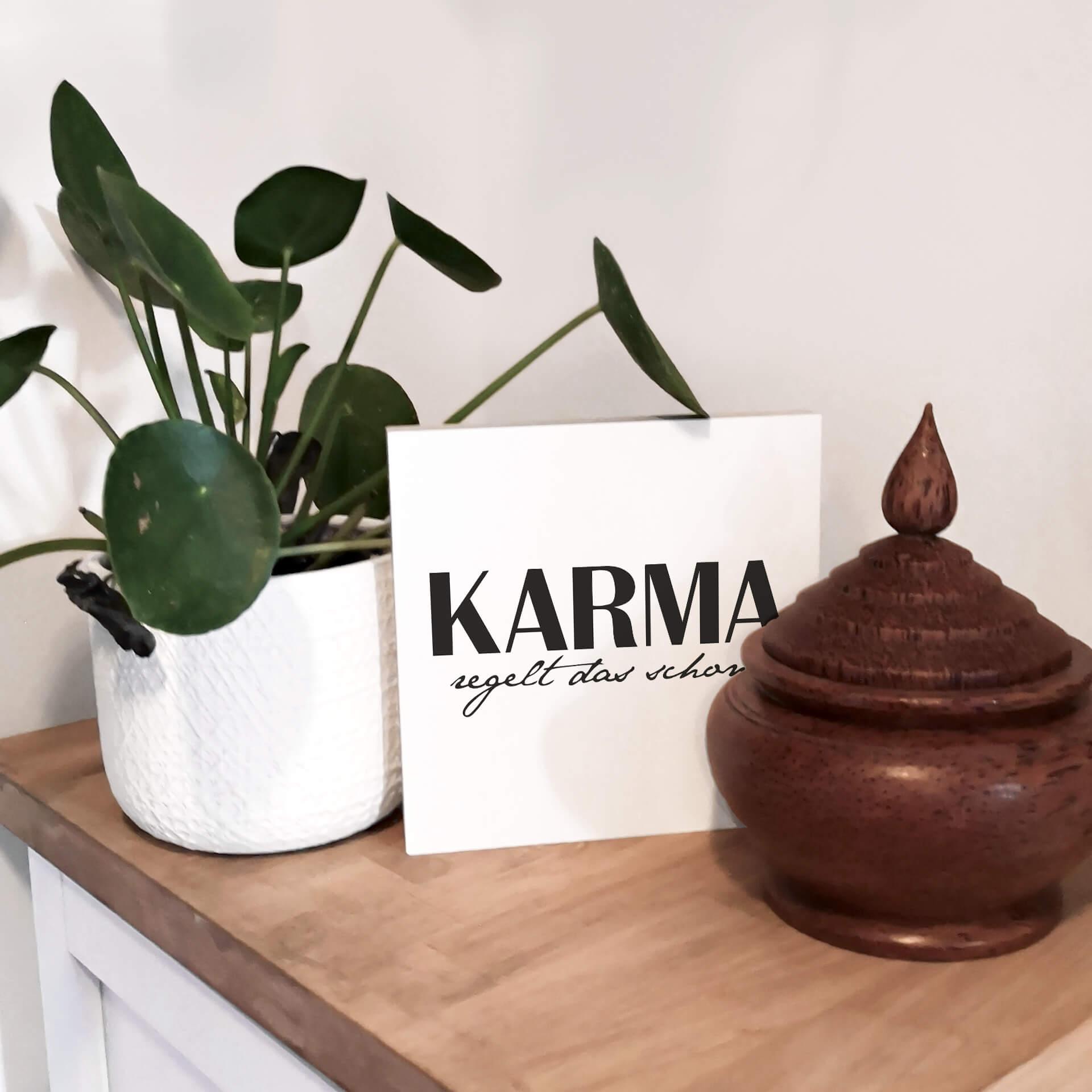 Holzbild zum Hinstellen - Karma regelt das schon - 15x15 cm
