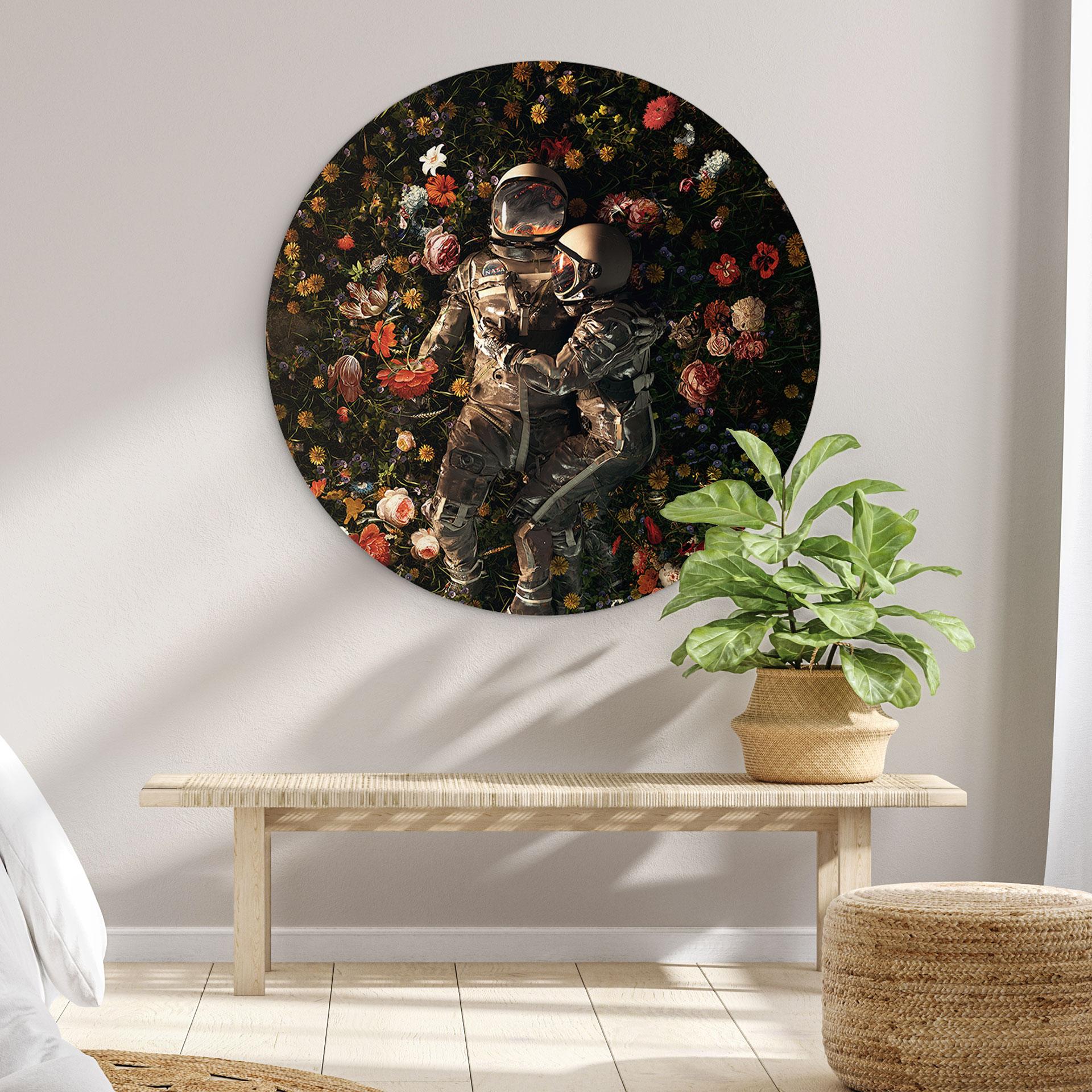 Vægcirkel Astronauter på en blomstereng - Nicebleed – print på aluminium (Alu-Dibond)