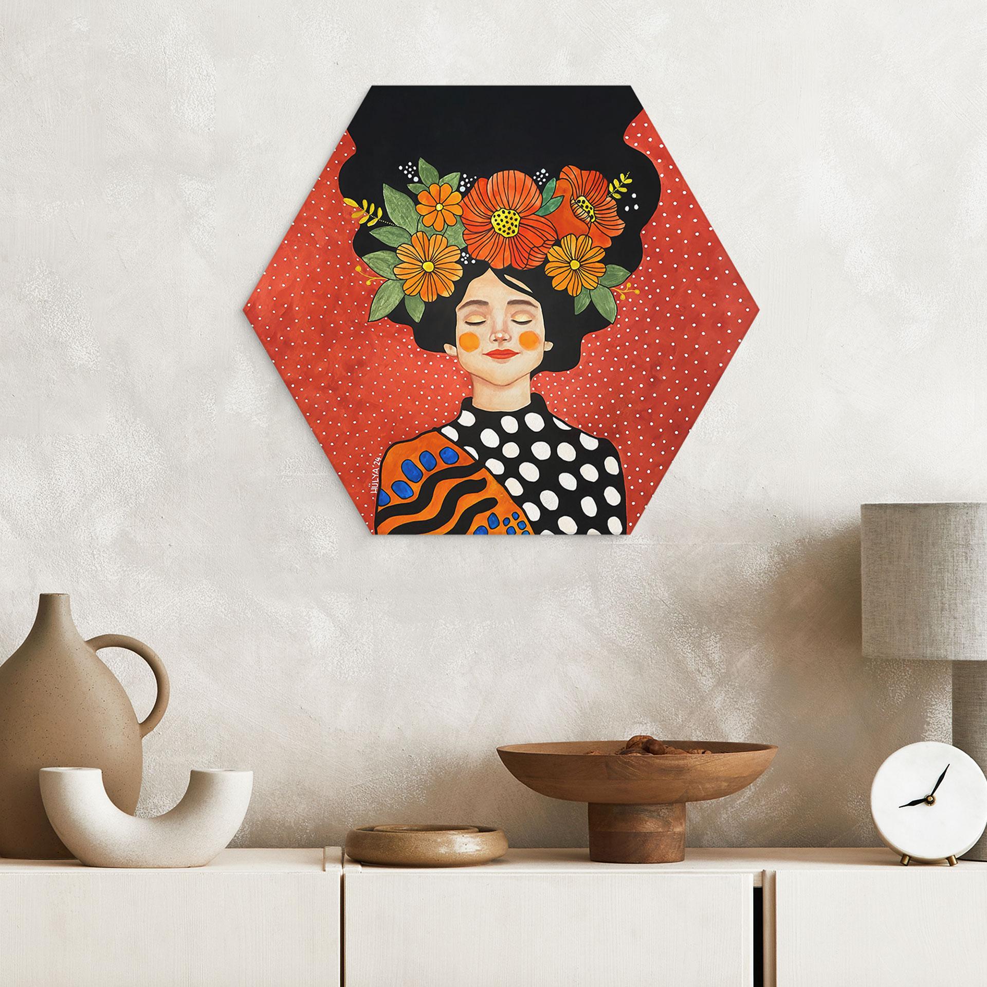 Sekskantet billede Smilende kvinde med orange blomster - Hülya - Alu-Dibond