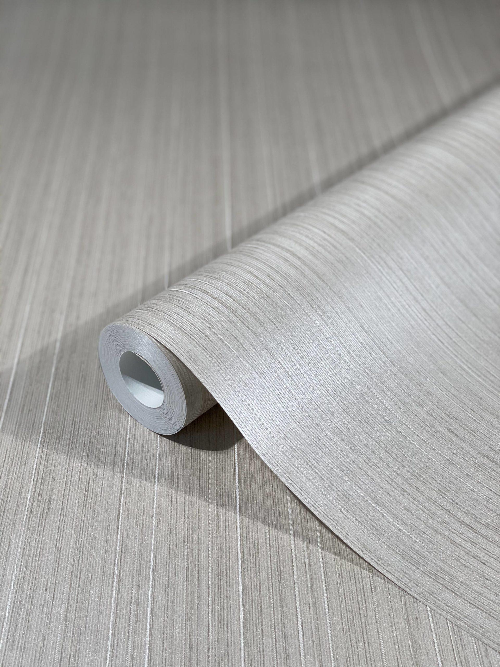 Non-woven tapet med skinnende fine striber og linjer grå af Harald Glööckler