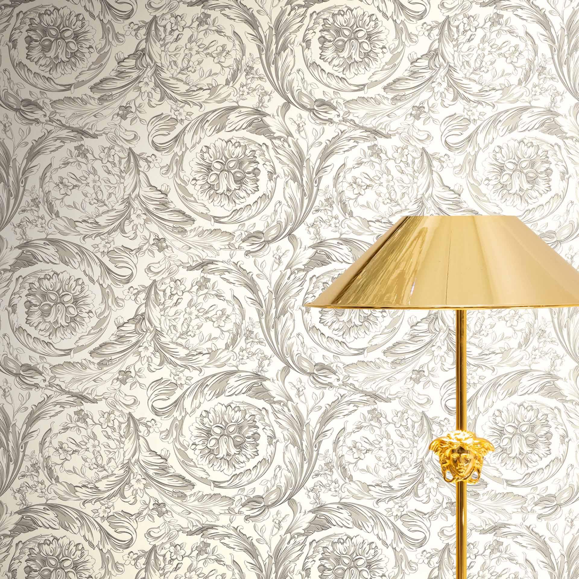 Versace ikke-vævet tapet Barocco Neo klassiske blomsterranker grå hvid elegant