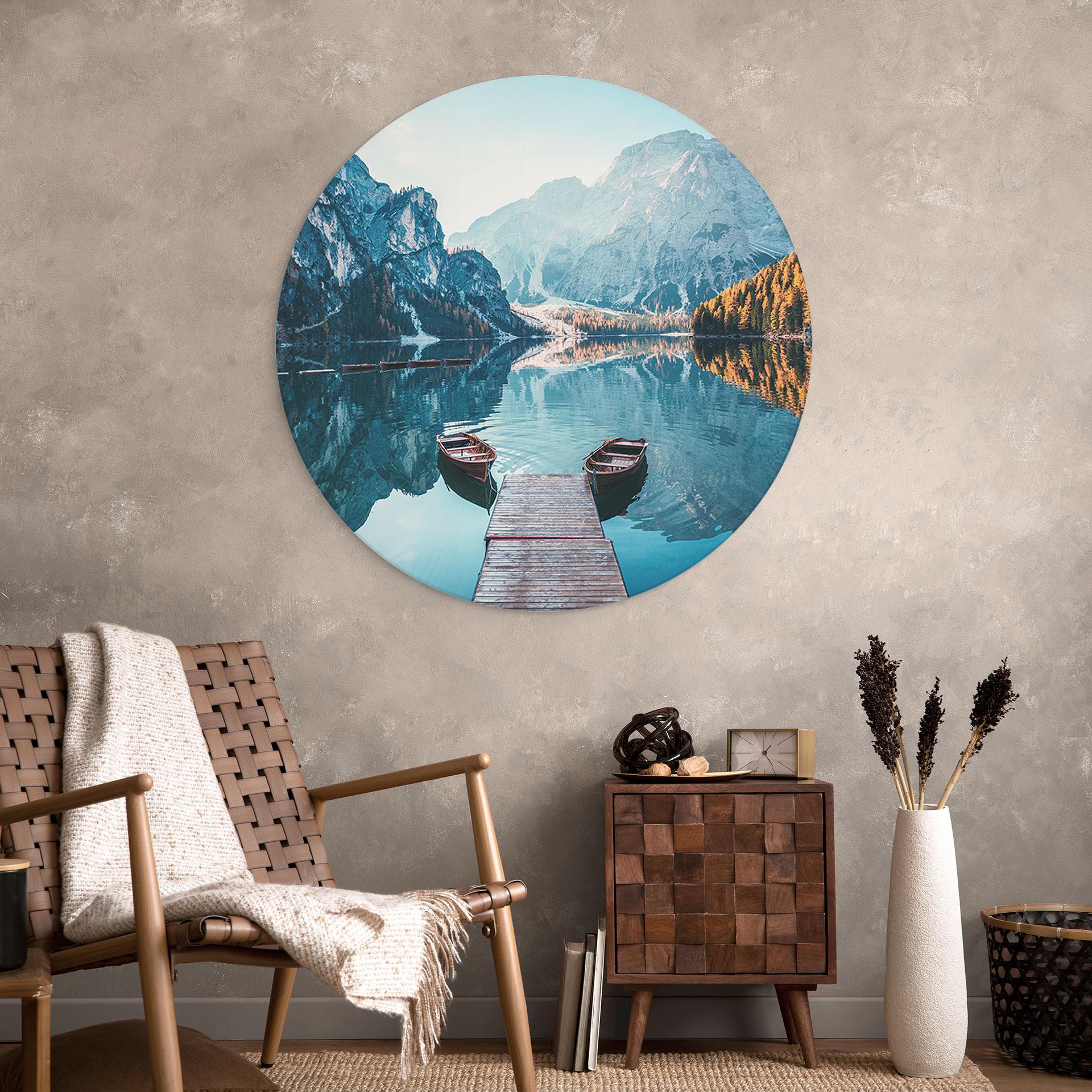 Wandbild Holzsteg am Pragser See in den Dolomiten - Alu-Dibond Rund