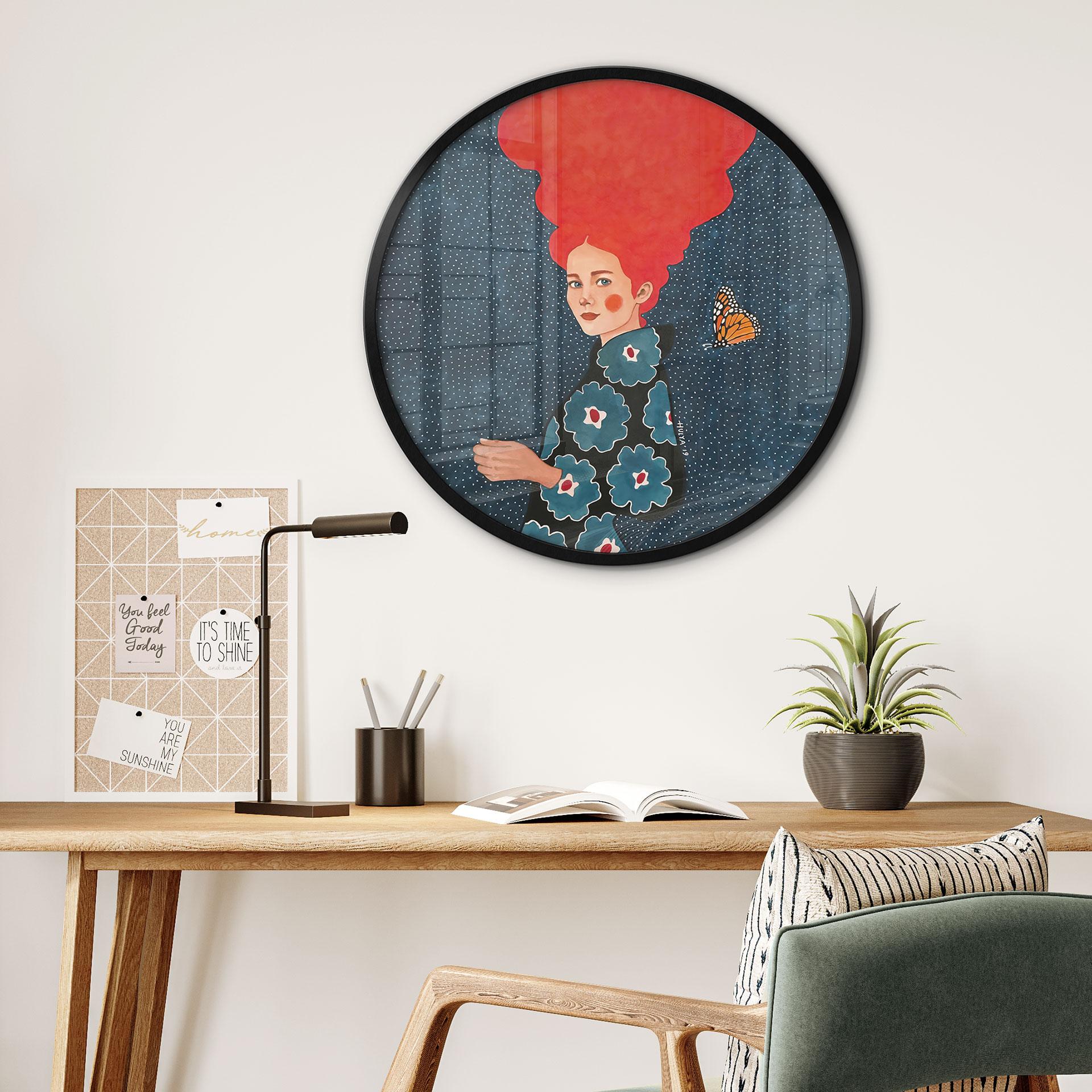 Plakat Kvinde i blomsterkjole med sommerfugl - Hülya - Rund