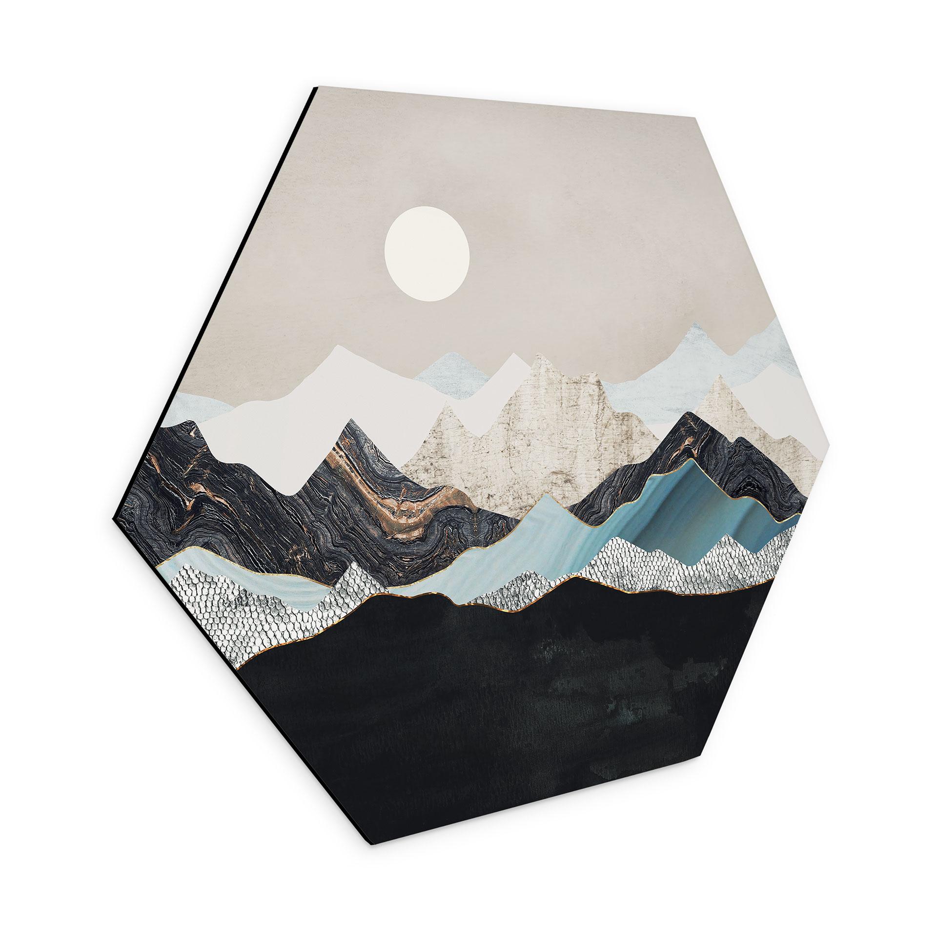 Hexagon Dibond Roligt bjerglandskab i skumringen - SpaceFrog Designs