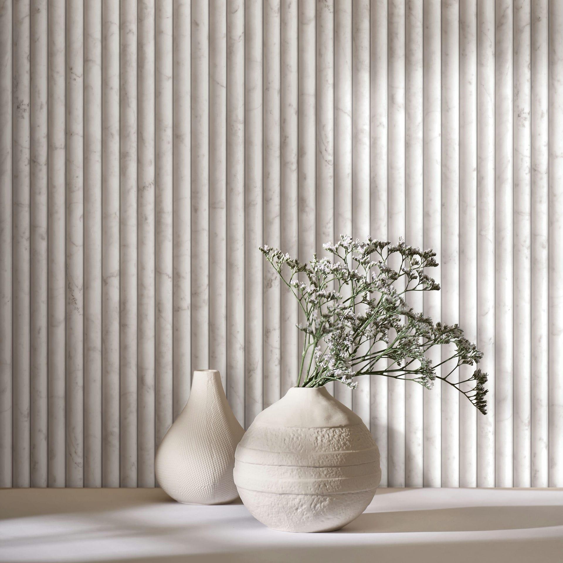 Ikke-vævet tapet i beige, grå marmorlook med klassiske stenpanelstriber