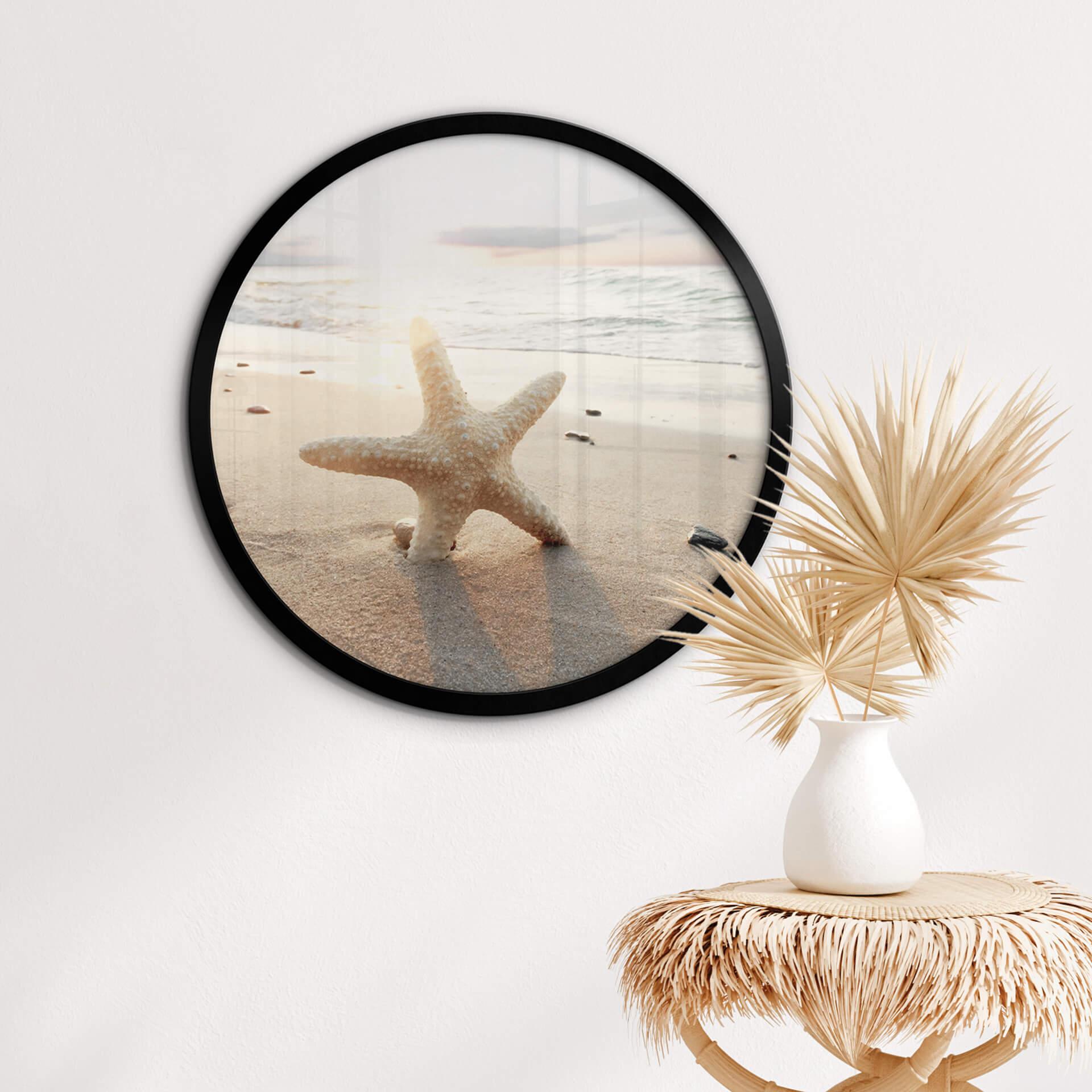 Póster Estrella de mar centelleante en una playa solitaria - Redondo
