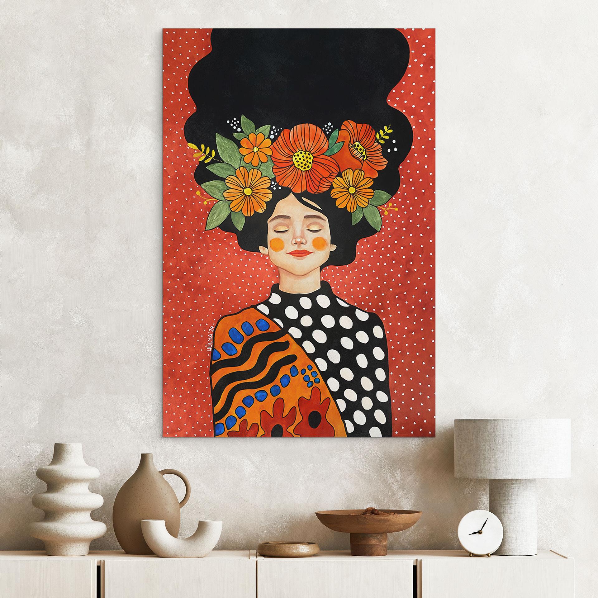 Billede Smilende kvinde med orange blomster - Hülya – print på aluminium (Alu-Dibond)