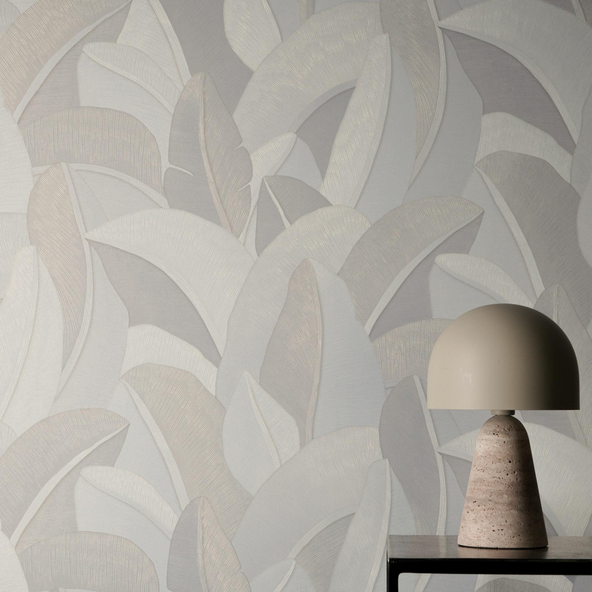 Papel pintado no tejido Isabelle Golden Canopy palmeras crema blanco - hojas de palmera jungla pasillo metálico