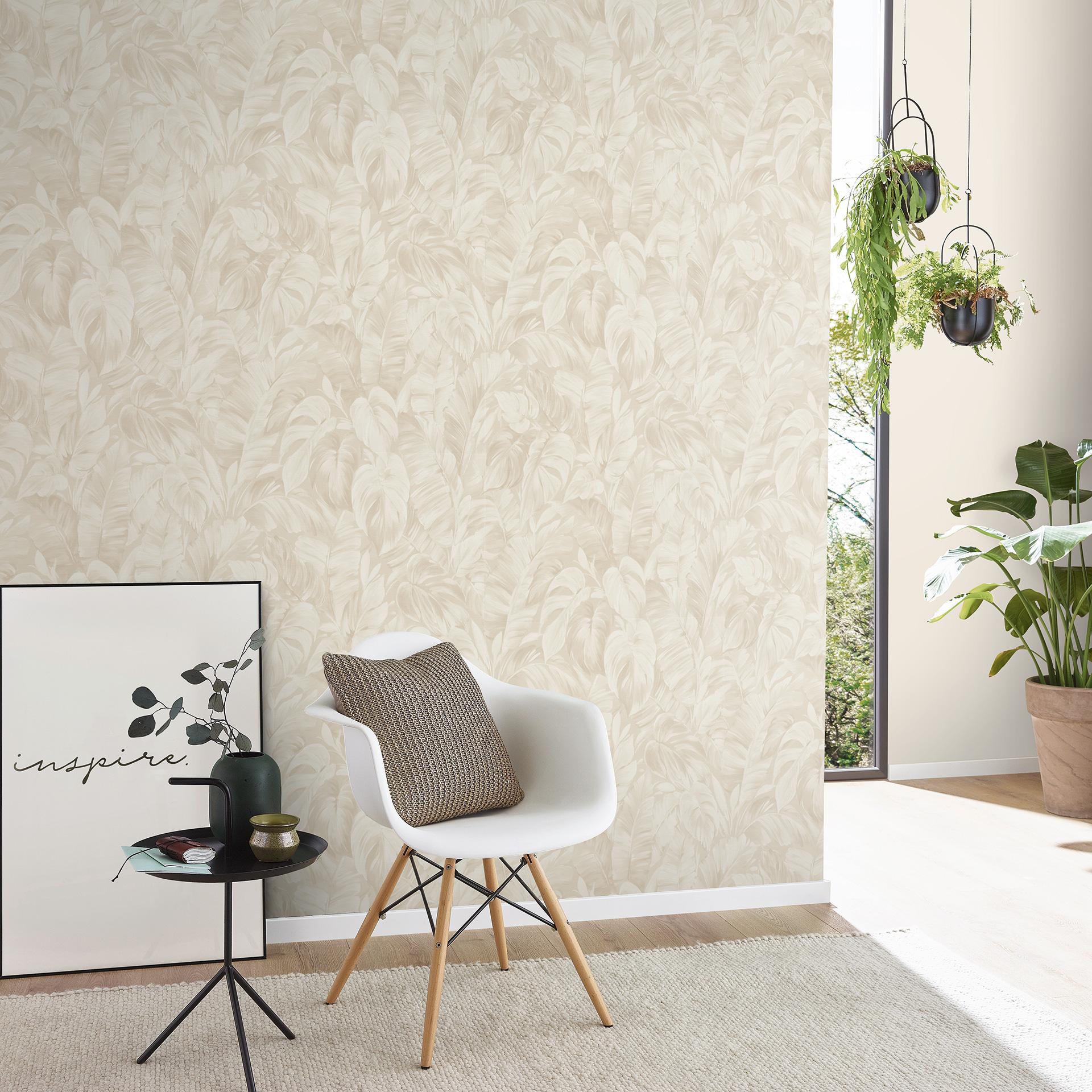 Non-woven tapet i jungle-look i creme