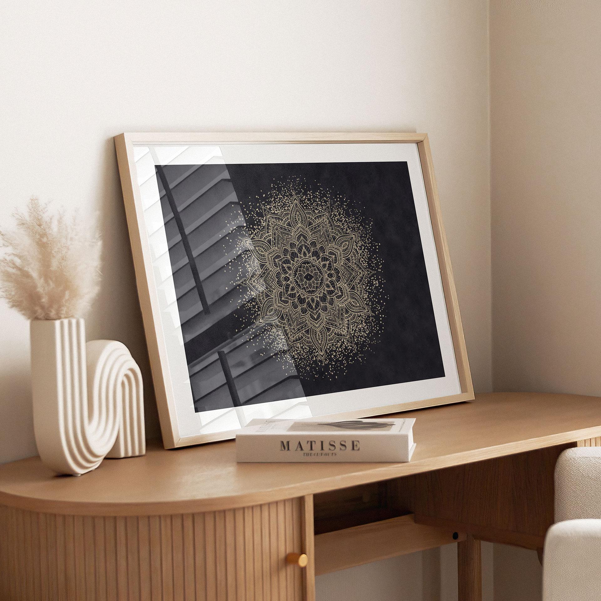Elegant mandala-plakat i sort og guld - Bloomery Decor