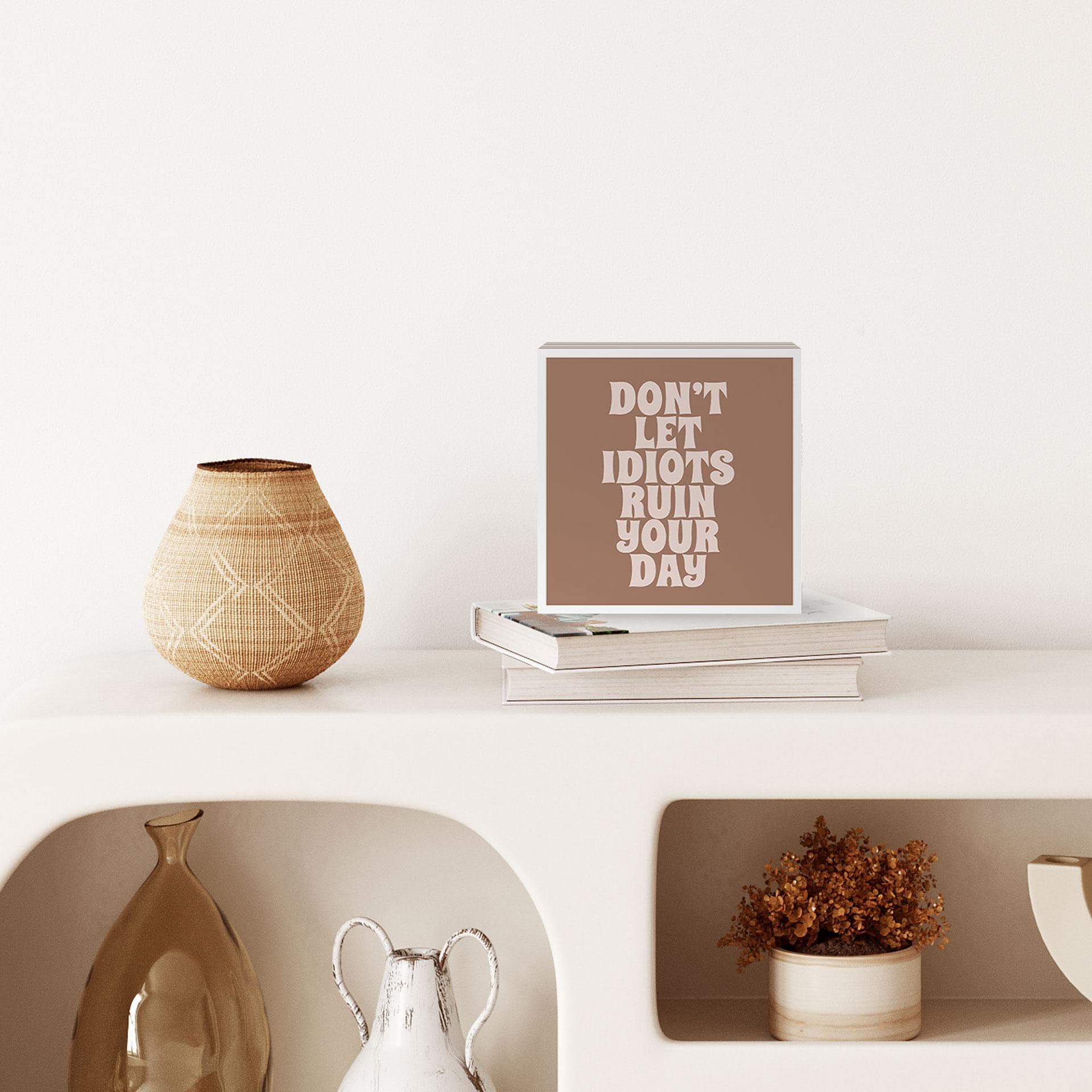 Houten Wanddecoratie om op te hangen - Laat je dag niet verpesten door idioten - Prints by Ayleen -