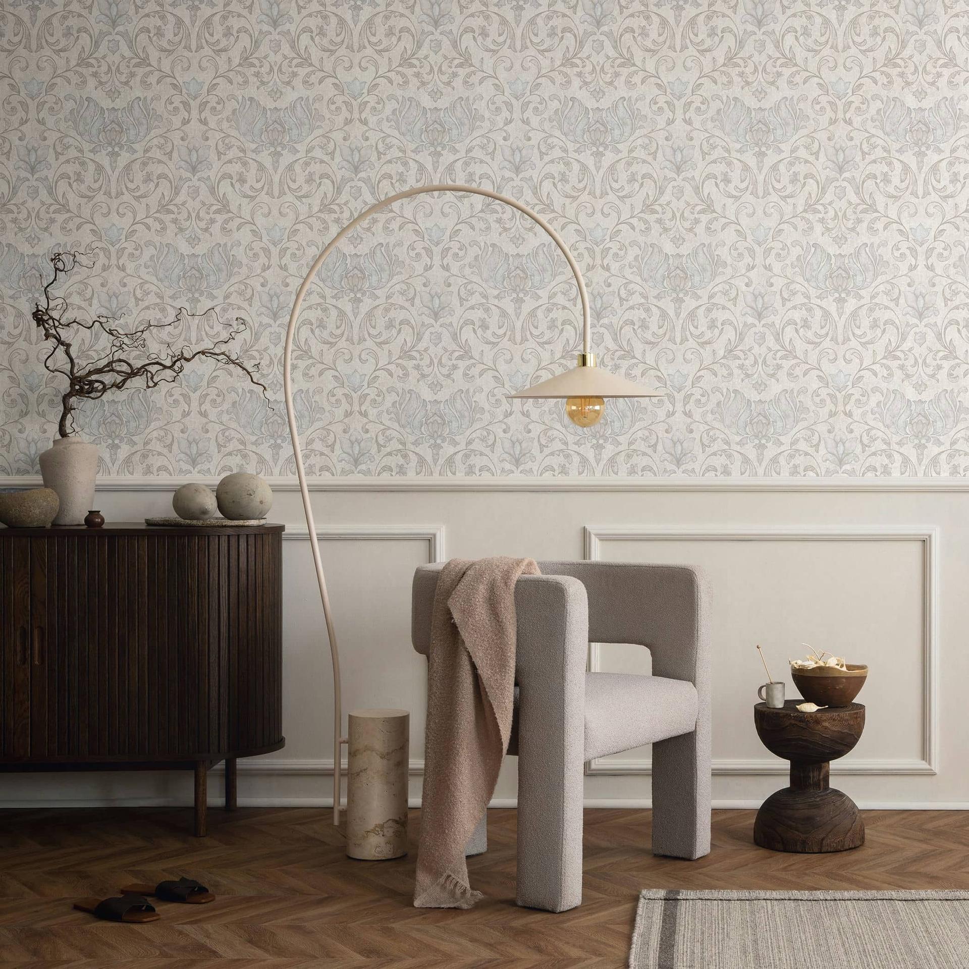 Non-woven tapet med blomster, blade og ornamentale blomstermotiver i blank grå og beige