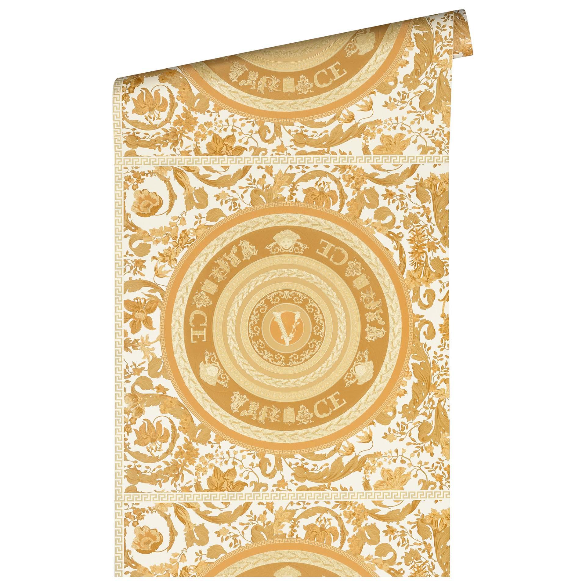 Versace design tapet i guld og hvidt non-woven tapet med Versace bogstaver blomsterdesign