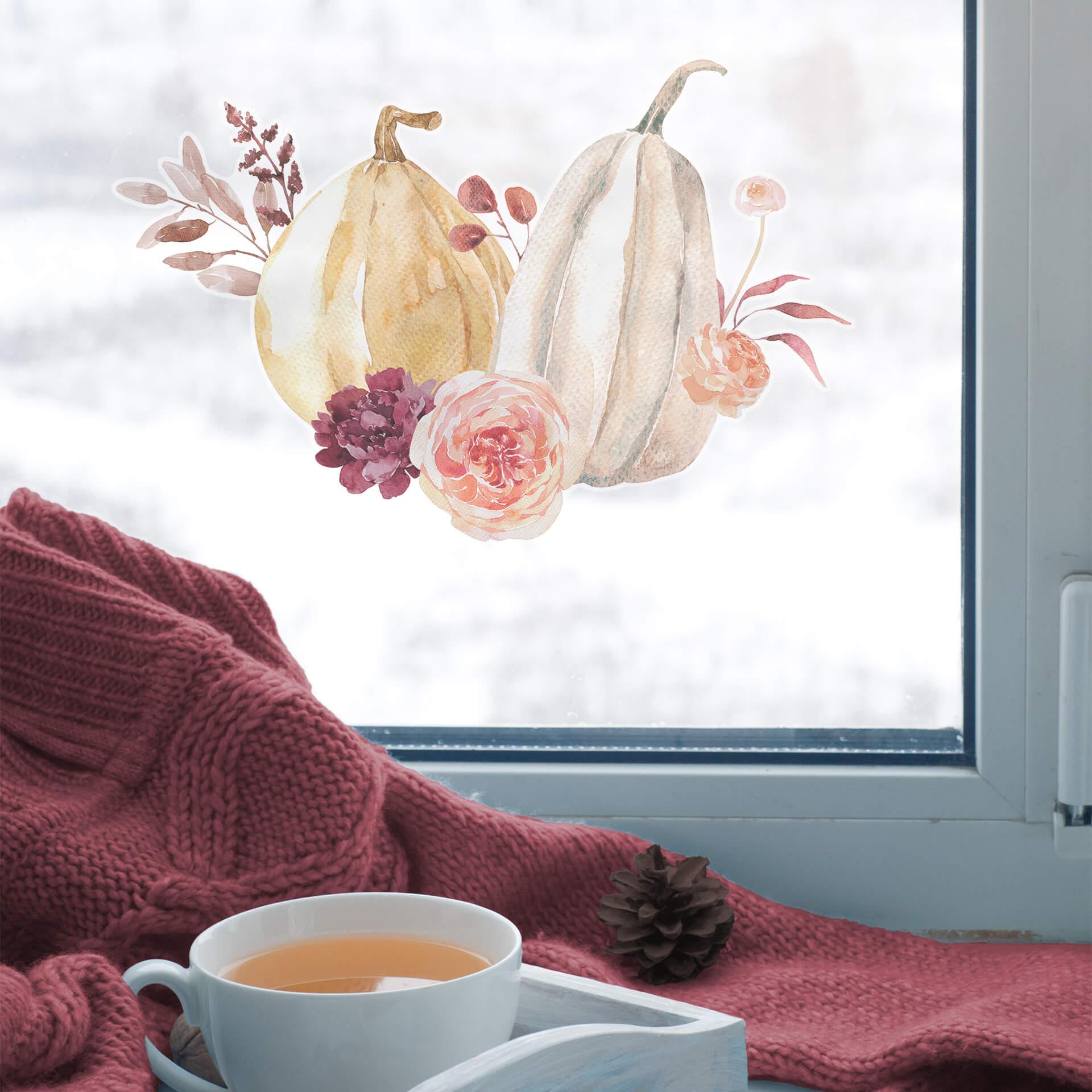 Elegante decoración de ventana con calabazas