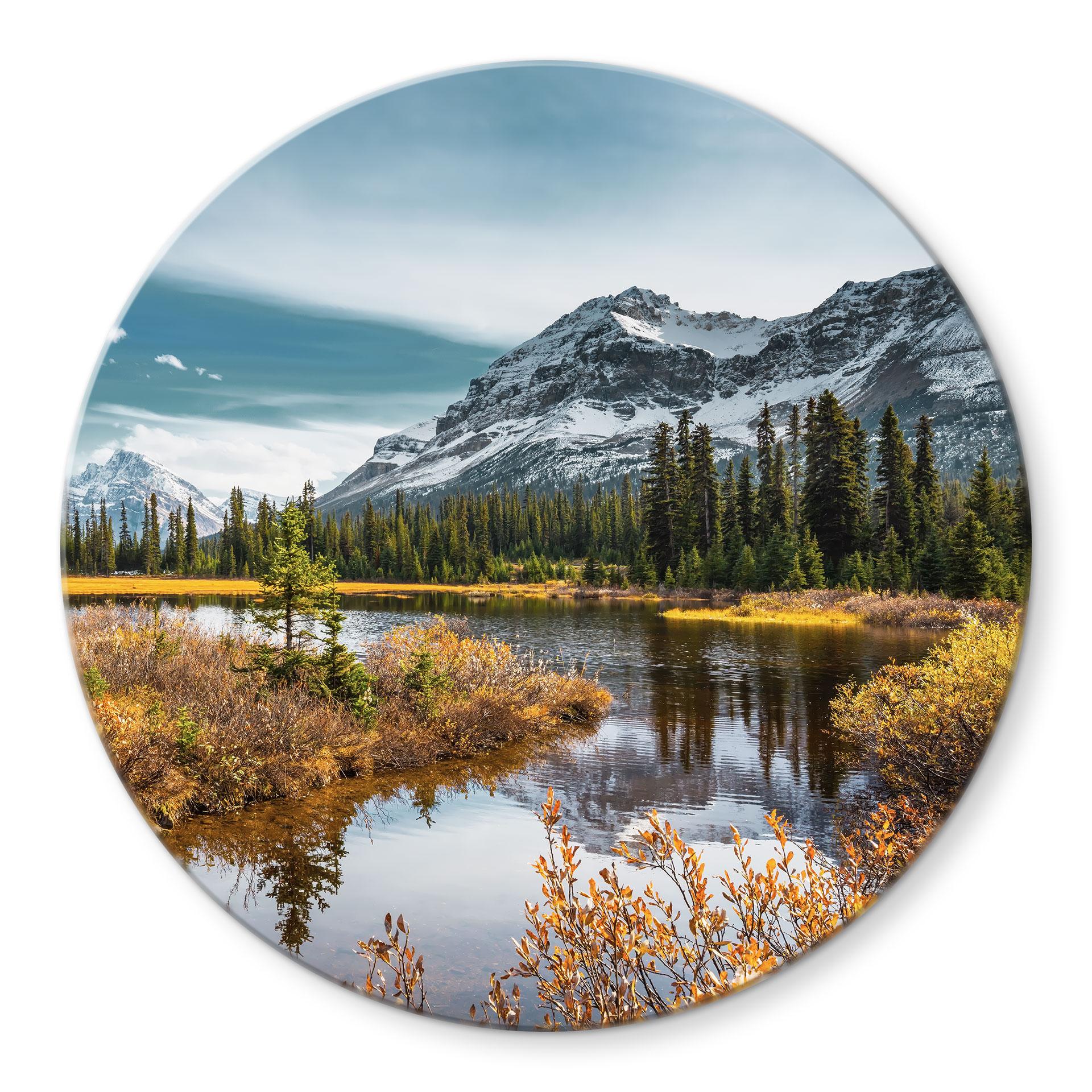 Glasbild Berg-Idylle am zauberhaften Kiefernwald - Rund