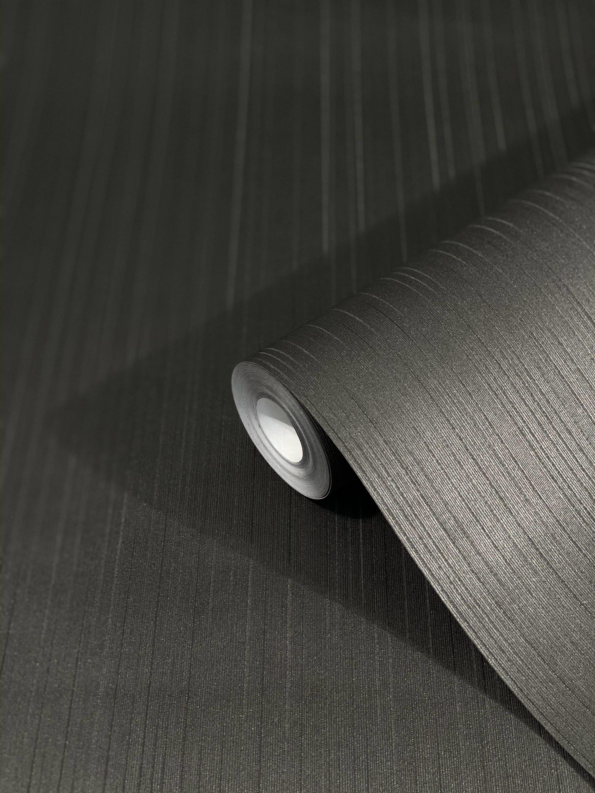 Non-woven tapet med skinnende fine striber og linjer sorte striber af Harald Glööckler