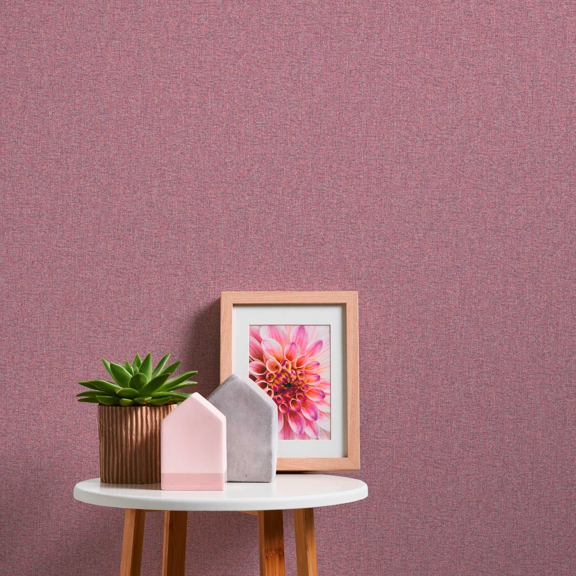 Ensfarvet tapet med strukturmønster lilla pink - non-woven tapet med stoflook