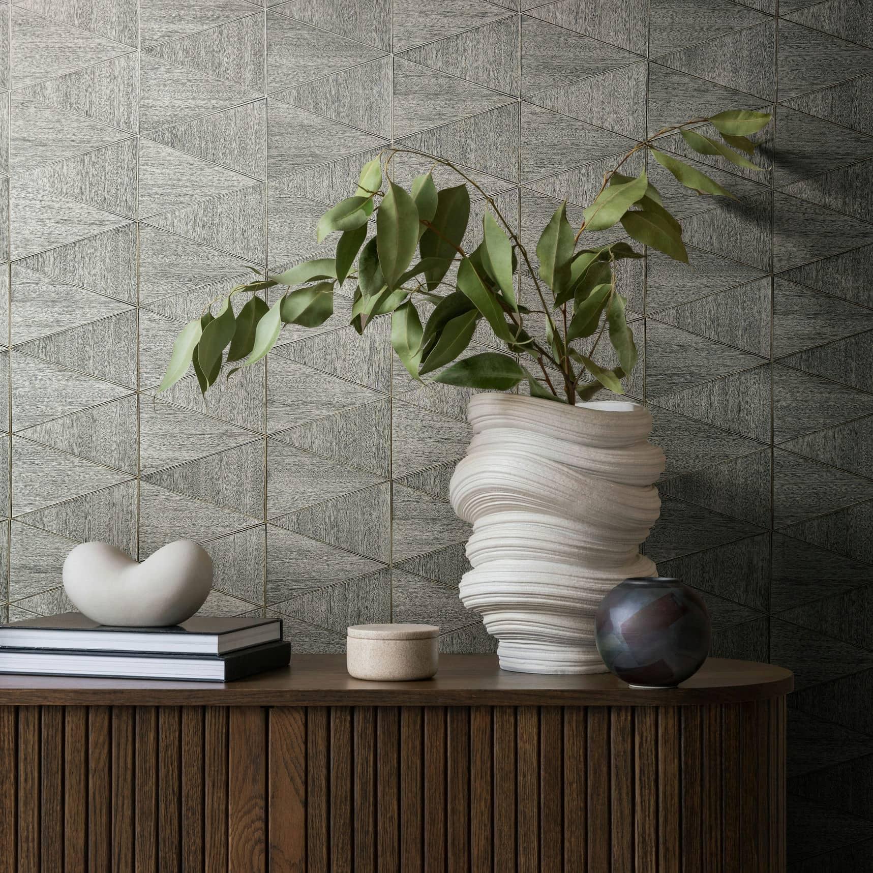Non-woven tapet med geometrisk mønster, trekanter grå grafik